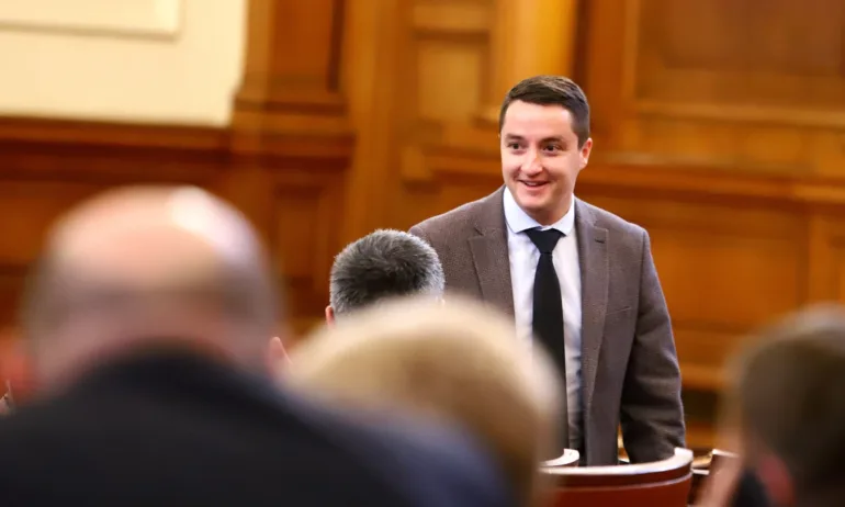 По предложение на БСП: Явор Божанков вече не е секретар на парламента - Tribune.bg