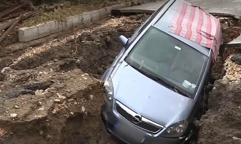 След мощната буря в Русе: Автомобил пропадна в огромен ров - Tribune.bg