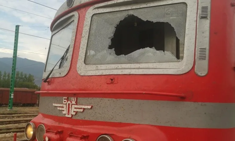 Машинистите на бързия влак от София за Бургас пострадаха от хвърлен предмет - Tribune.bg