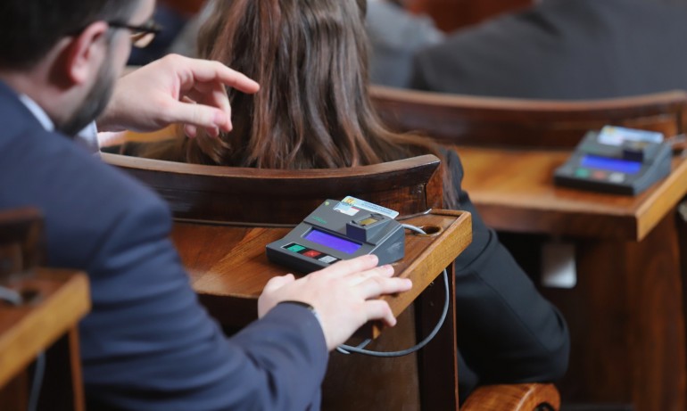 НС прие на първо четене Бюджет 2022, Асен Василев: Има пица за всички, няма пица за крадците - Tribune.bg