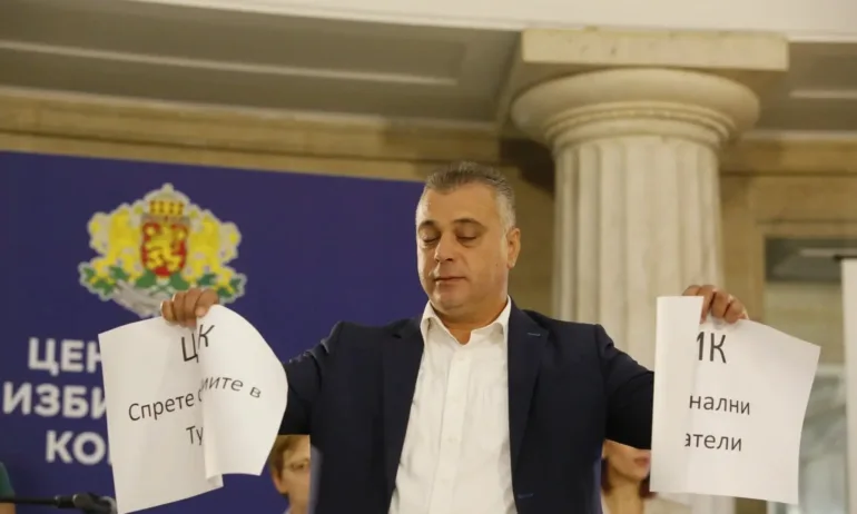 ВМРО с номер 5, след протест на Юлиан Ангелов за секциите в Турция, охраната го изведе - Tribune.bg