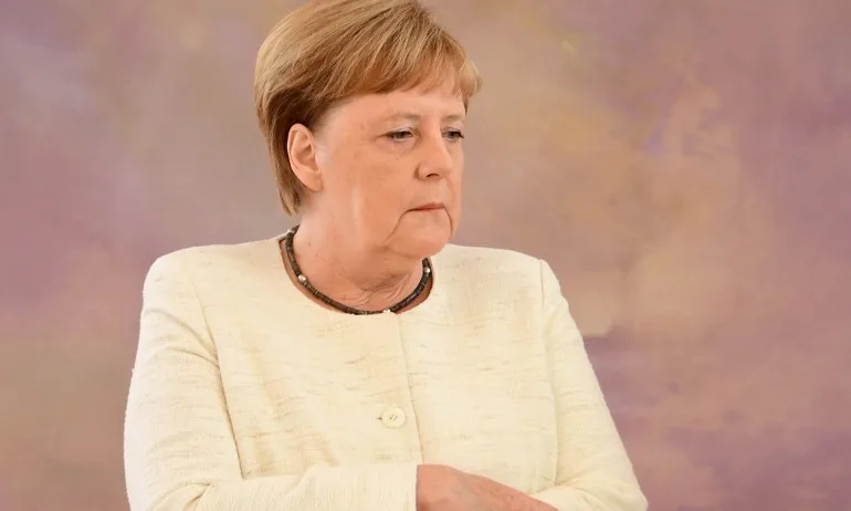 Опасенията се засилват – Меркел отново трудно се крепеше на крака на официално събитие - Tribune.bg