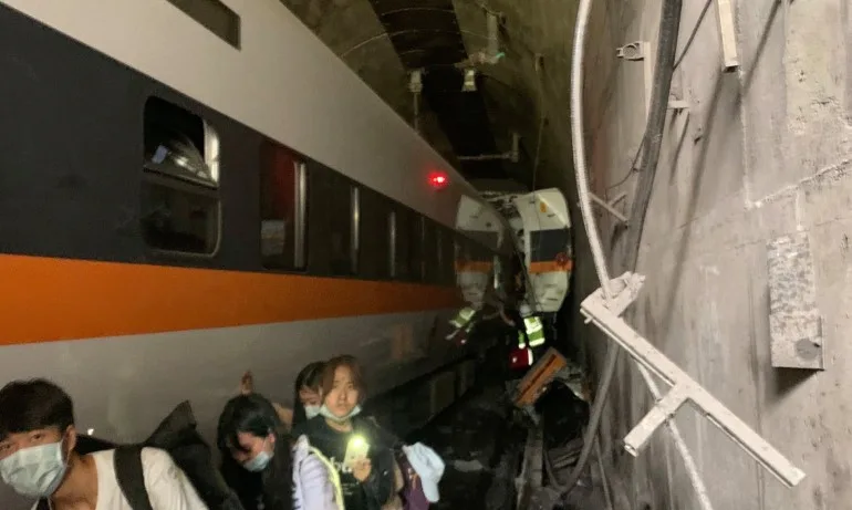48 жертви и десетки ранени при тежка железопътна катастрофа в Тайван - Tribune.bg