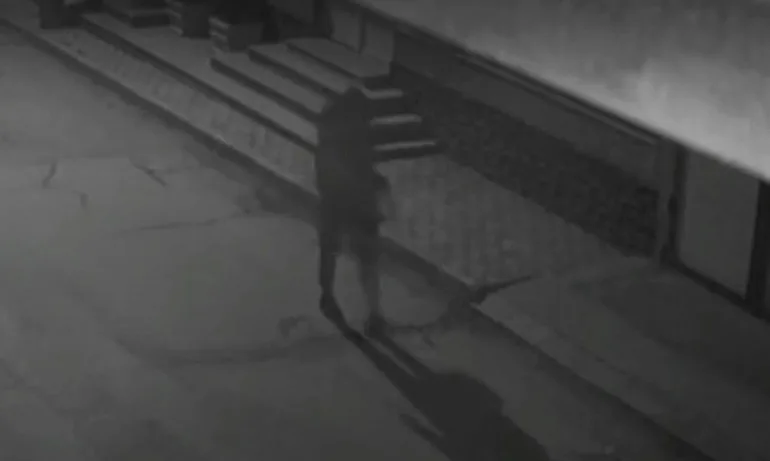 Камери са заснели вероятния извършител на палежа в Ихтиман - Tribune.bg