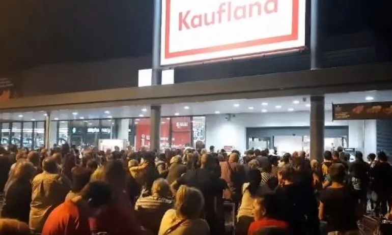 Стотици перничани на щурм в супермаркет заради промоции, РЗИ в шок - Tribune.bg
