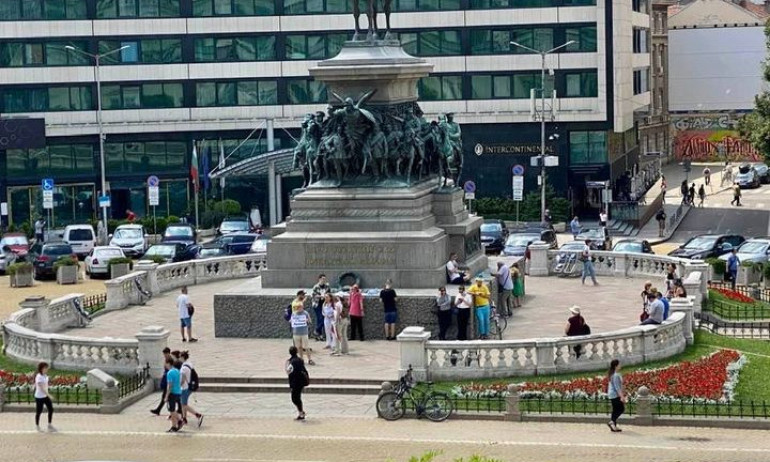 Многохилядното шествие в подкрепа на правителството днес пред парламента - Tribune.bg