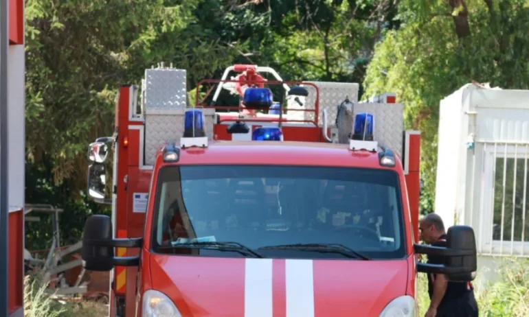 Военните се включват в потушаването на пожара във вилна зона Батмиш край Сливен - Tribune.bg