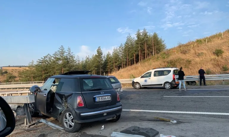 Катастрофа затруднява движението по АМ Струма - Tribune.bg