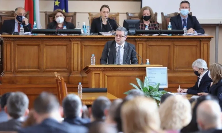 Тома Биков към мнозинството: Усещането ми е, че правите преврат с Изборния кодекс - Tribune.bg