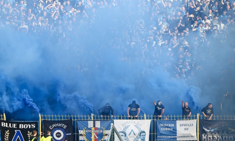 Арестуваха 25 фенове на Левски за кражба - Tribune.bg