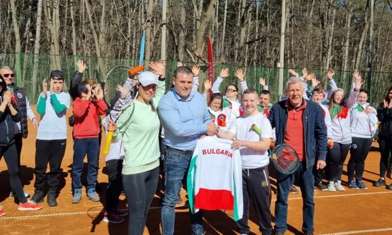 Българска федерация по тенис проведе специален открит урок по тенис за спортисти с интелектуални затруднения - Tribune.bg