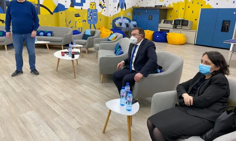 Дистанционното записване на желаещите да се ваксинират започва през март - Tribune.bg