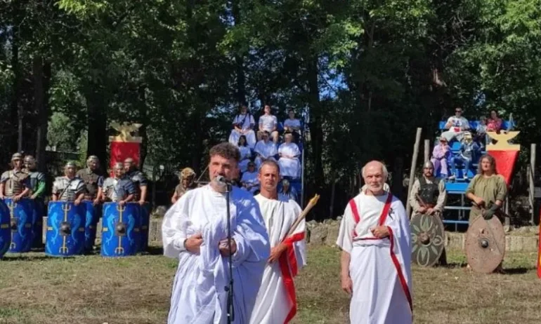 Всяка година организаторите на фестивала от Община Девня се стремят