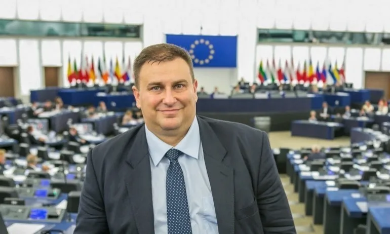 Емил Радев: Европа още не може да се справи с последствията от мигрантската криза - Tribune.bg