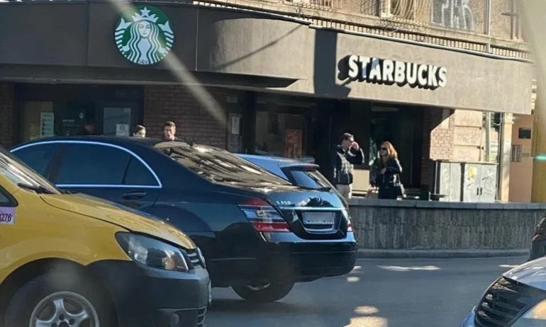 Официално: Кола на НСО катастрофира пред Спортната палата - Tribune.bg