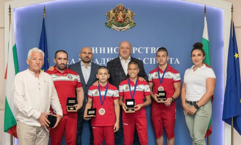 Кралев награди медалистите от Световното първенство по ММА - Tribune.bg