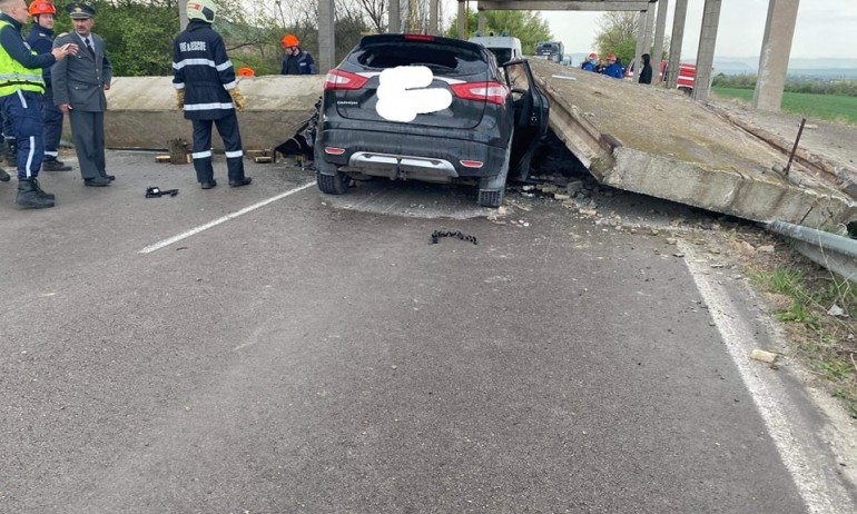 Част от мостово съоръжение падна върху кола край Девня, две жени бяха затрупани - Tribune.bg