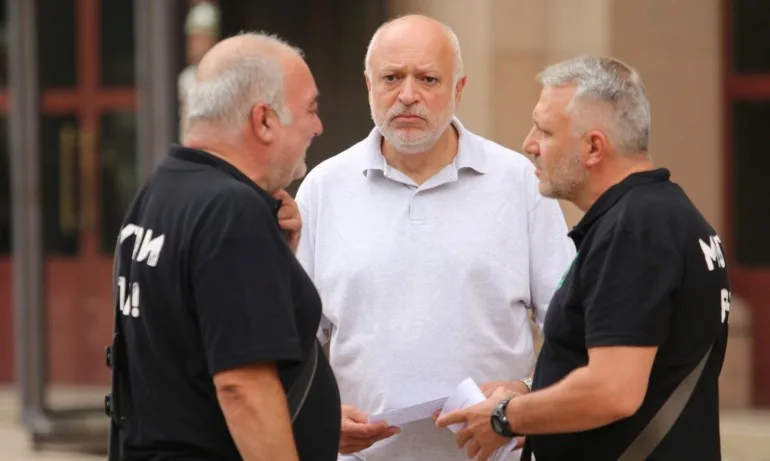 Отровното трио с позиция: Лъжа е властта да се крие от думата локдаун - Tribune.bg