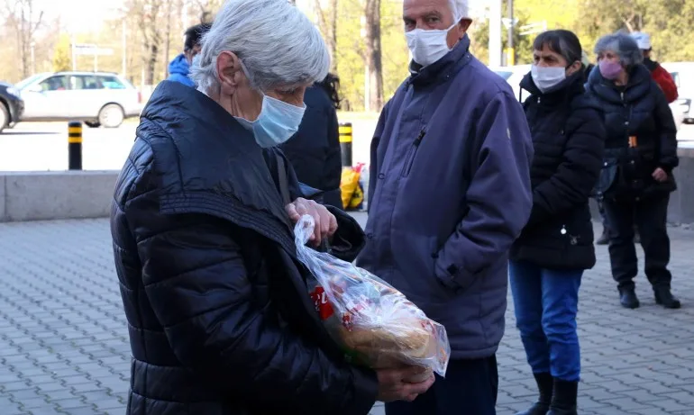 Над 526 000 българи получават пакети с храна, патронажна грижа или топъл обяд - Tribune.bg