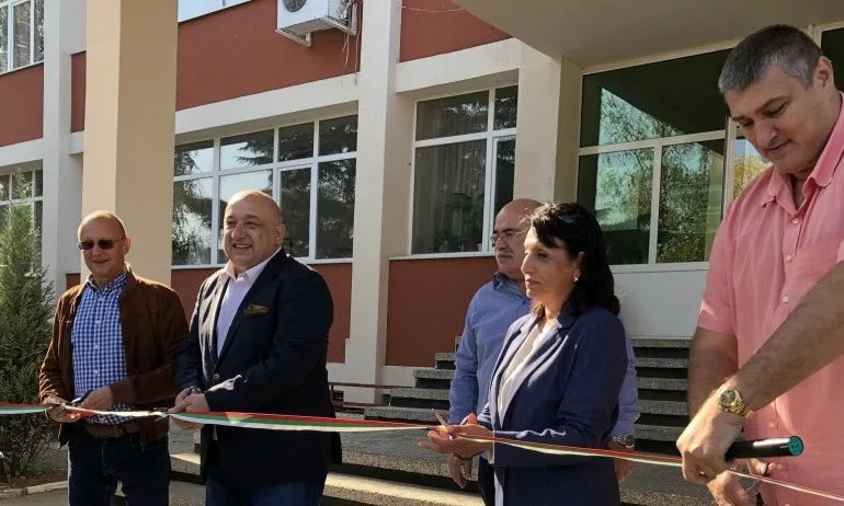 Министър Кралев откри ремонтираното спортно училище в Русе и обеща нови зали за бокс и щанги - Tribune.bg