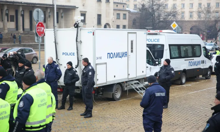 Засилено полицейско присъствие пред НС: Протест против еврото - "Левът е символ на независимост" 