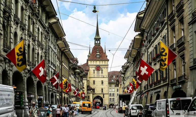 Швейцария като България: Богатата алпийска държава настоява, че трябва да се избягват сериозните ограничения на обществения живот - Tribune.bg