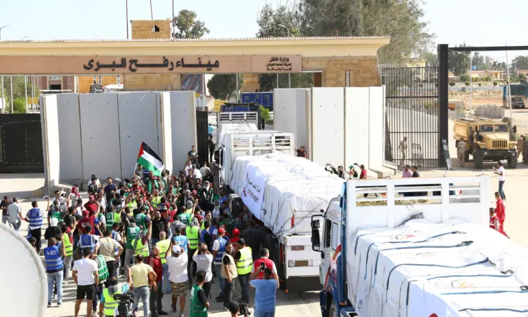 Капка в морето: Отвориха граничния пункт Рафах за 20 камиона с хуманитарна помощ за Газа - Tribune.bg