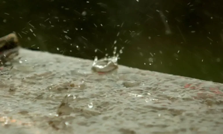 Жълт код за гръмотевични бури и валежи в 15 области - Tribune.bg