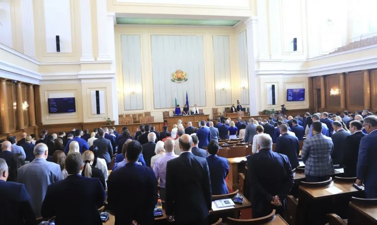Парламентът почете паметта на загиналите при пожара край Петрово - Tribune.bg