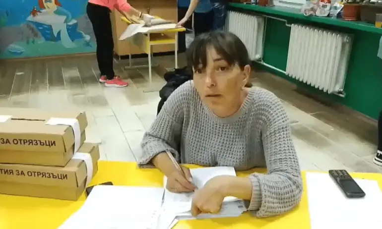 След скандала с подправените бюлетини във Врачанско: Задържаха членовете на СИК от записа - (ВИДЕО) - Tribune.bg