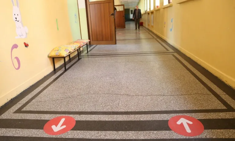 Училищни ръководства към столичната РЗИ: Не сме епидемиолози - Tribune.bg