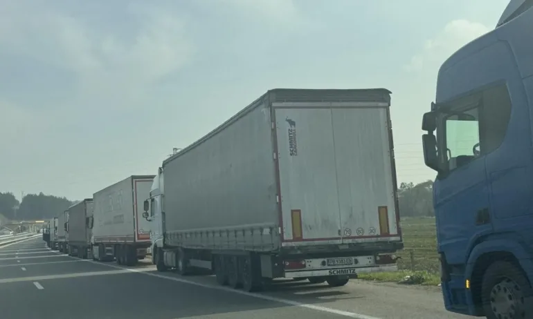 Над 25-километрова колона от тирове на границата с Турция - Tribune.bg