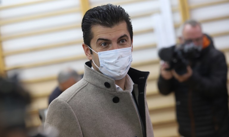 Кирил Петков с поредно нарушение на законите, агитира директно в изборния ден - Tribune.bg