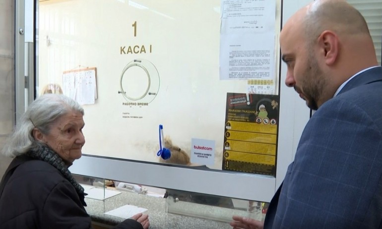 Следобедно: Новият шеф на Български пощи се снима с пенсионерка - Tribune.bg
