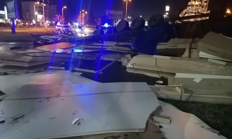 Съдът остави в ареста младежа, откраднал и преобърнал тир в Бургас - Tribune.bg