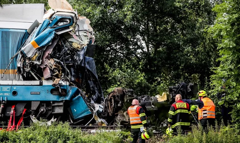 Жертви и десетки ранени при влакова катастрофа в Чехия - Tribune.bg