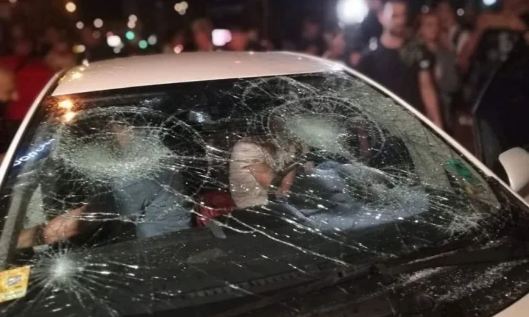 Повдигнаха обвинения на двама, изпотрошили колата на майка с деца на Ситняково - Tribune.bg