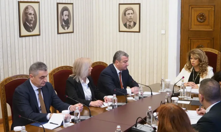 БСП-Обединена левица при президента: Политическите сили, които промениха Конституцията, от вчера си посипват главата с пепел - Tribune.bg