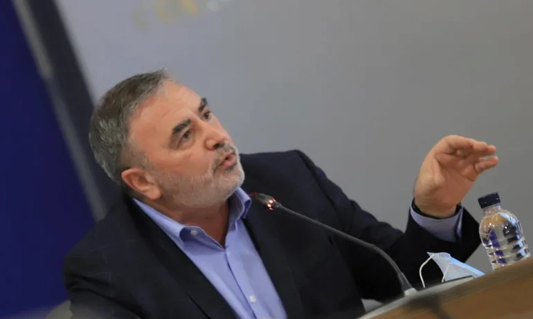 Доц. Ангел Кунчев: Трябва да издържим този месец - Tribune.bg