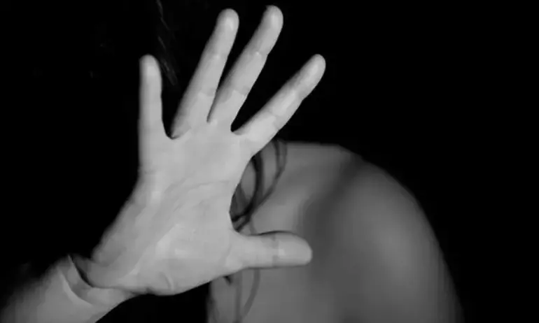 СРП обвини и задържа мъж за принуда и две телесни повреди на жена в условията на домашно насилие - Tribune.bg