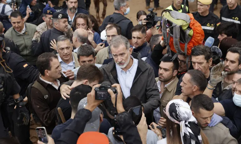 Гневна тълпа посрещна испанския крал Фелипе VI в един от най-засегнатите райони на Валенсия (ВИДЕО) - Tribune.bg