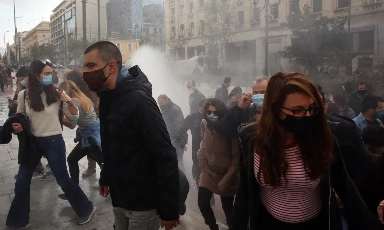 Напрежение в Атина: Полицията използва сълзотворен газ срещу демонстранти, има и арестувани - Tribune.bg