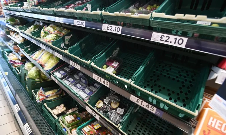 Празни рафтове в супермаркетите във Великобритания заради висок брой карантинирани работници - Tribune.bg