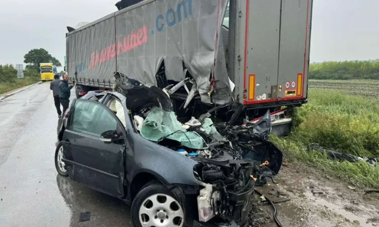 Тежка катастрофа с тир край Бяла Слатина – ранени са дете и трима възрастни - Tribune.bg