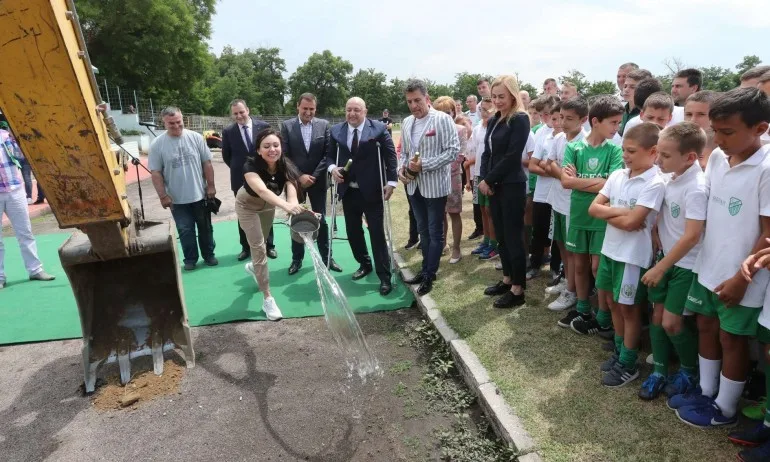 Министър Кралев и кметът на Пазарджик дадоха начало на ремонтните дейности на стадион Георги Бенковски - Tribune.bg
