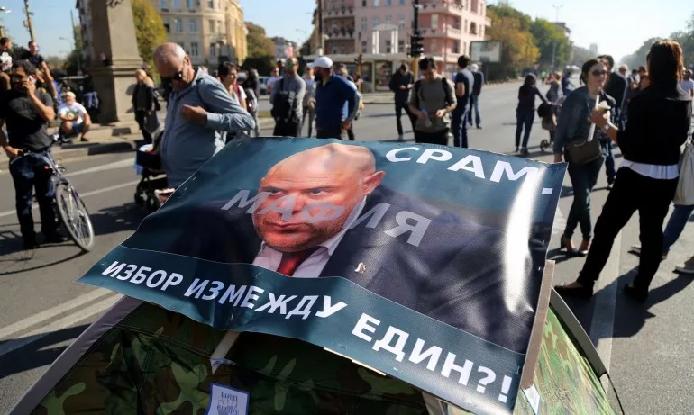 Шампанско и сълзи на Орлов мост: Акцията на ДБ продължава с масово парти - Tribune.bg