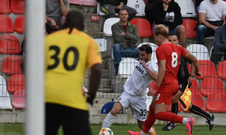 Славия се доближи на точка от Левски след победа над Царско село - Tribune.bg