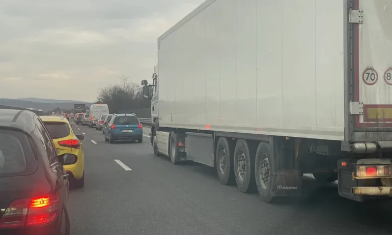 Голямото завръщане: Сериозно задръстване на Тракия преди Ихтиман - Tribune.bg