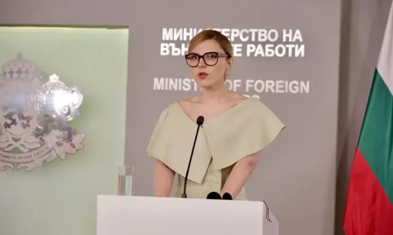 Външният министър:Като всяка една жена политик мога спокойно да изразявам себе си чрез облеклото си също - Tribune.bg