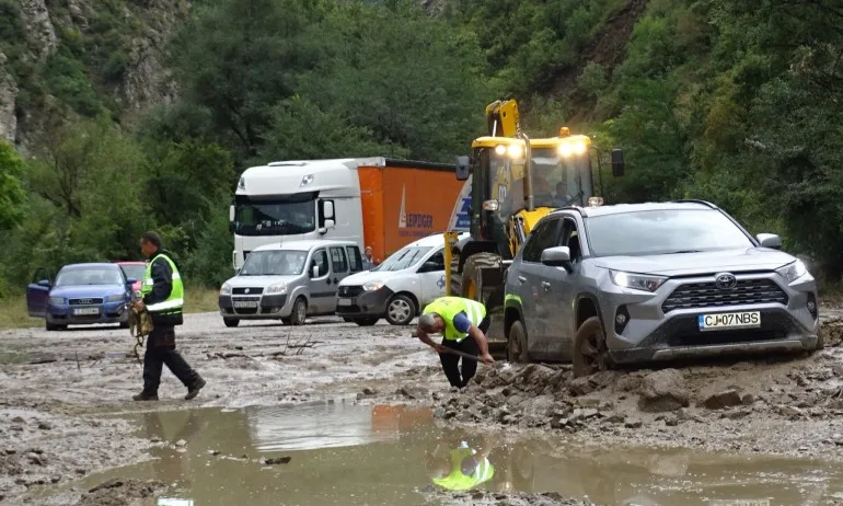 Кално свлачище затвори Кресненското дефиле - Tribune.bg